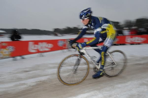 Bjorn Leukemans (Vacansoleil) dabbled in 'cross at the Move to Improve charity race.