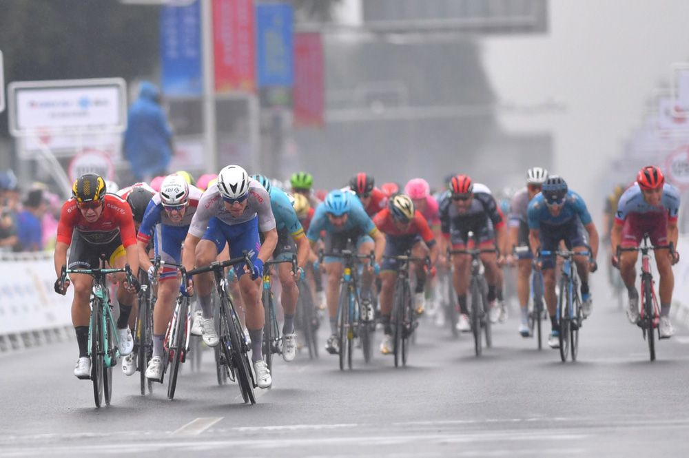 Fabio Jakobsen (Quick Step Floors) opted for a different route to the finish line
