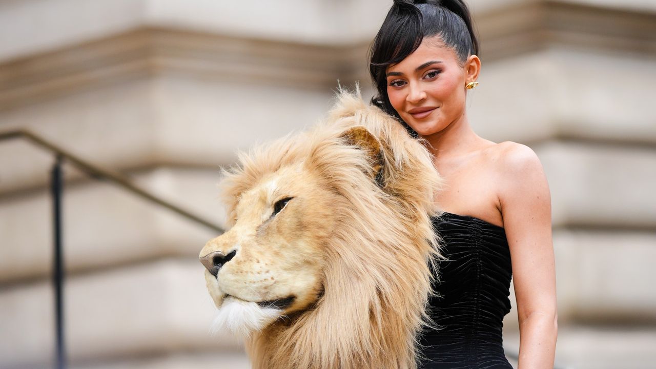 Kylie Jenner is seen, outside Schiaparelli, during the Paris Fashion Week - Haute Couture Sring Summer 2023 on January 23, 2023 in Paris, France