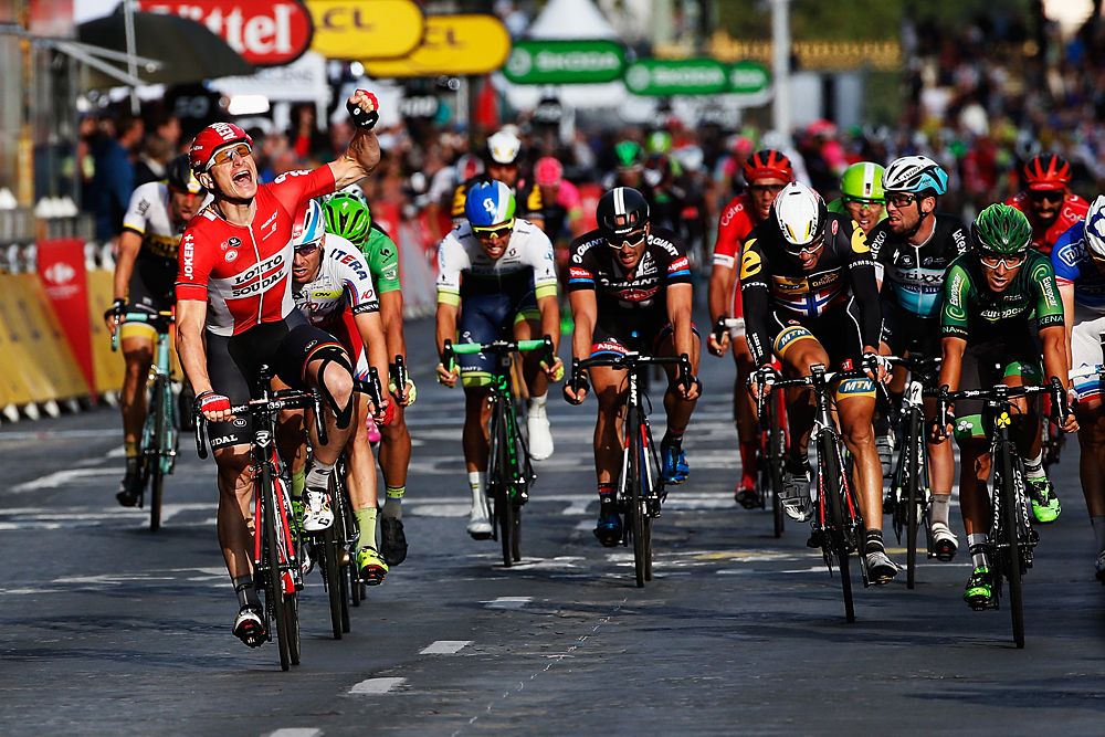 Andr&eacute; Greipel (Lotto Soudal) wins on the Champs-Elys&eacute;es