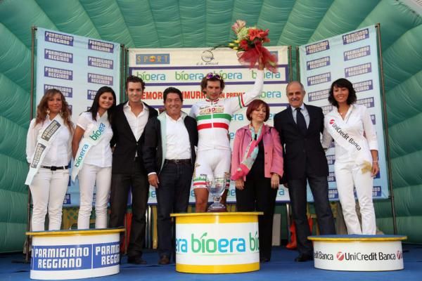 Pozzato (Katusha) accepts the prize for his victory.