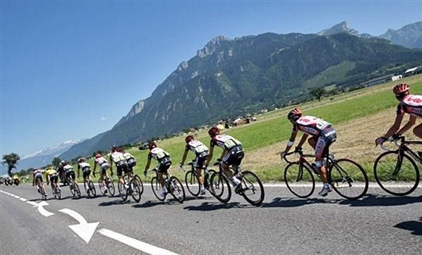 Predictor-Lotto and CSC chase as the race heads toward the first category 1 climb