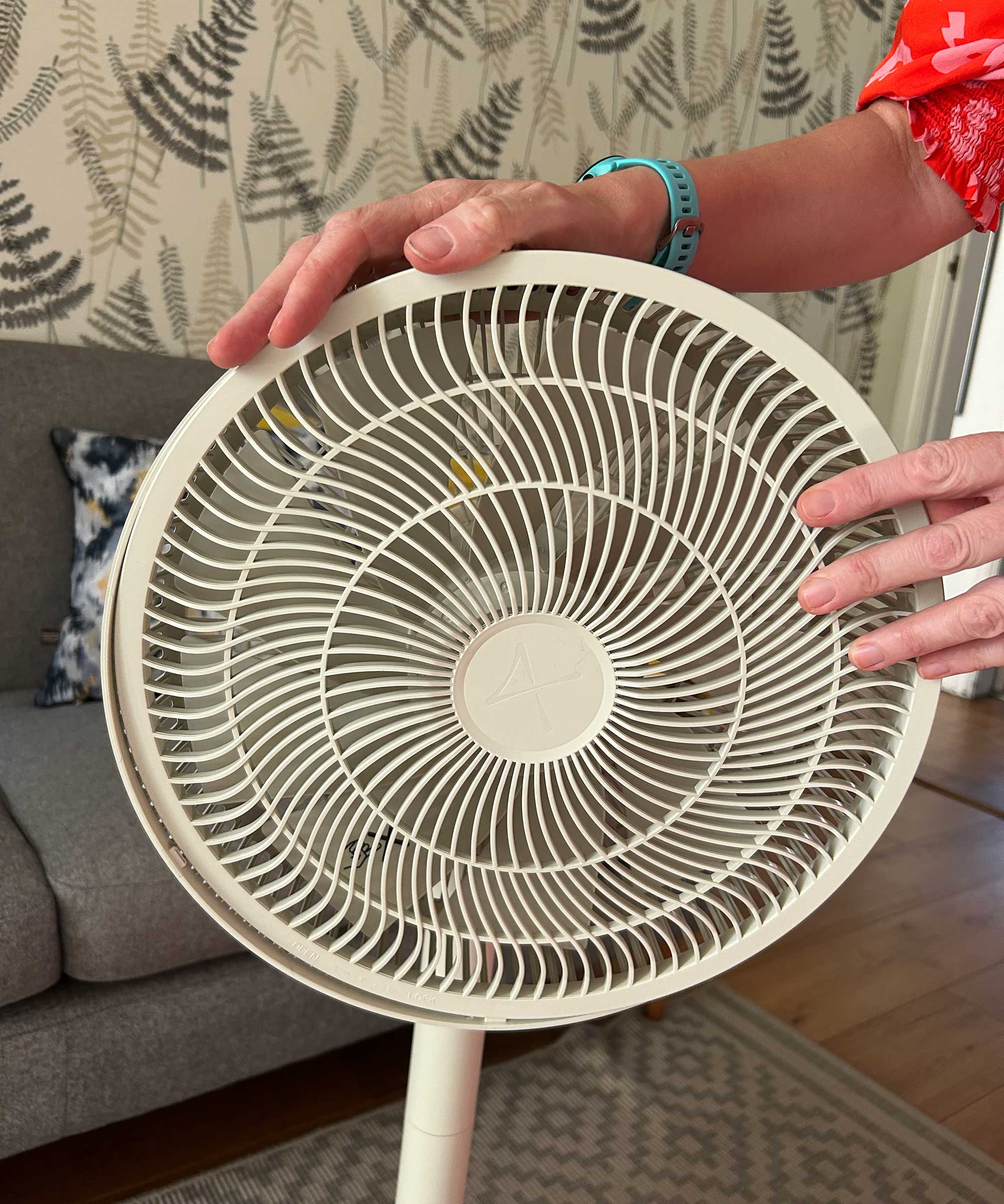 Person assembling the Duux Whisper Flex 2 fan