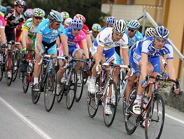 Filippo Pozzato (Quick.Step) on the front for Boonen, while Zabel and Petacchi have a conference