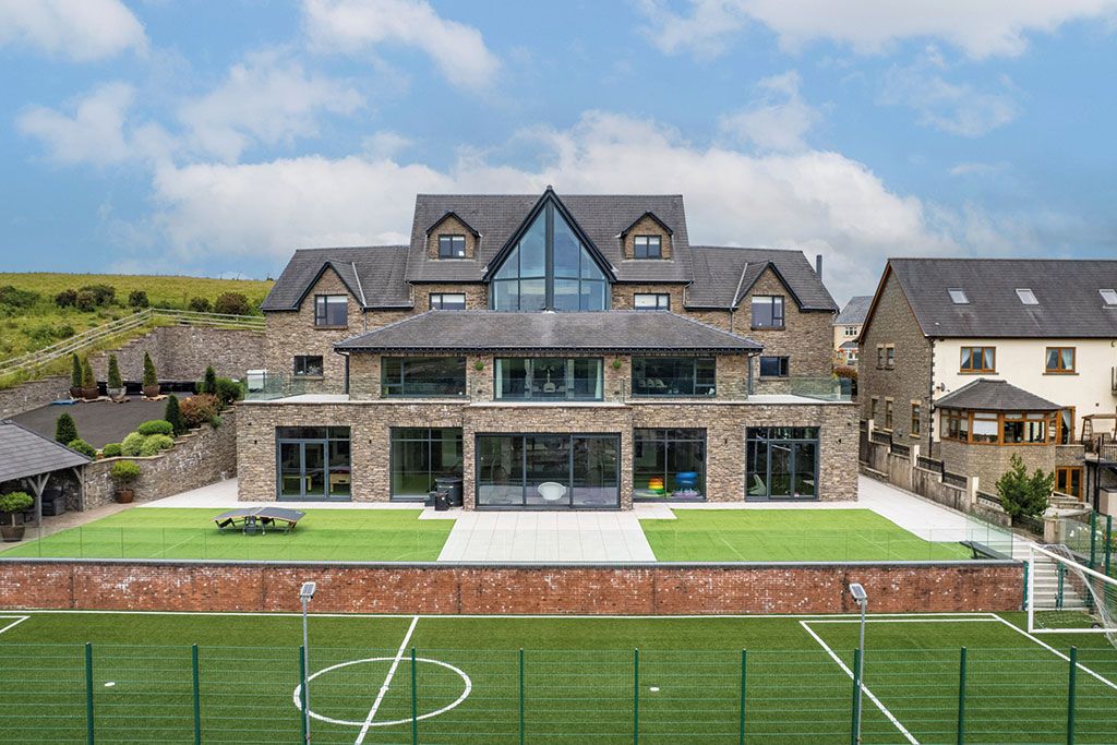 Houses for sale with sporting facilities: Galon Y Mynydd, Coed Y Bronallt, Pontarddulais, Swansea, Glamorgan