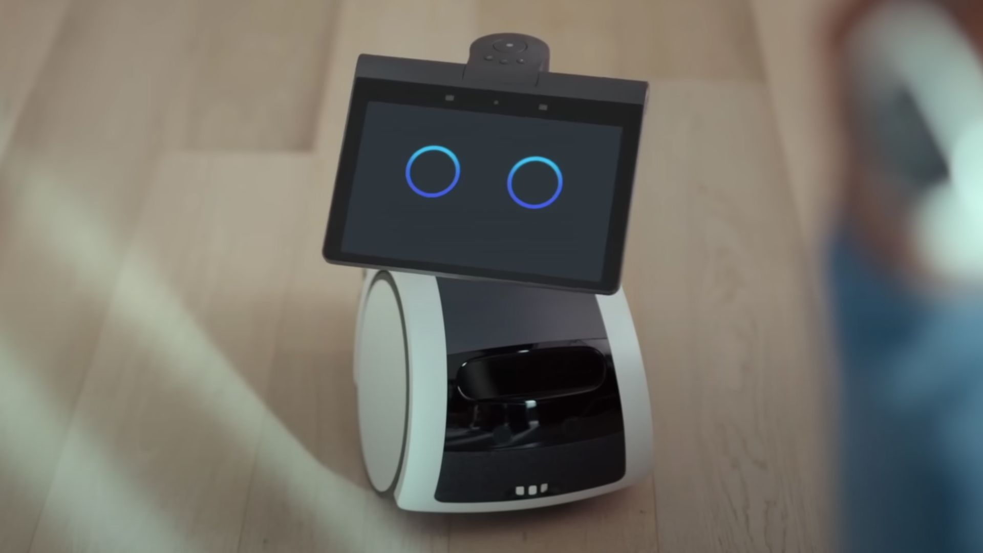 Amazon S Ai Powered Robot Can T Fix The Broken Smart Home Techradar