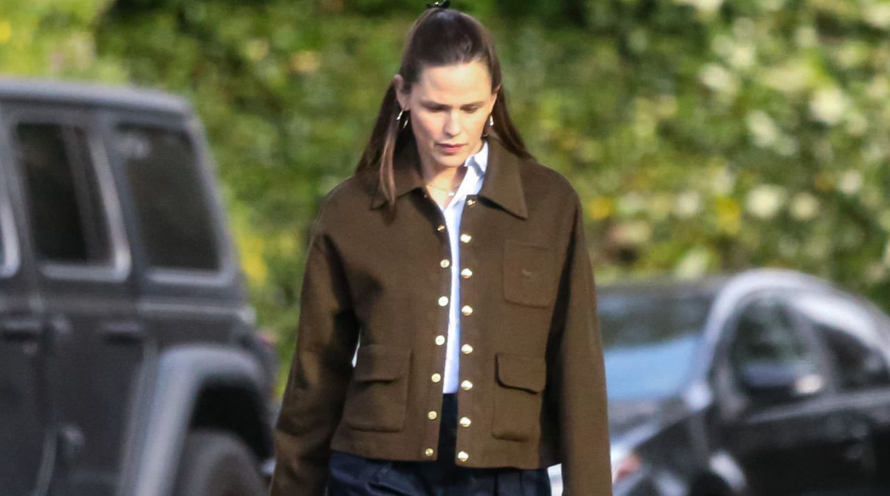 Jennifer Garner is seen on June 12, 2024 in Los Angeles, California wearing a barn jacket.