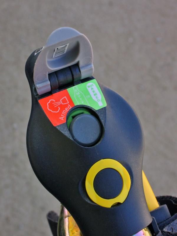 The cleverly designed head indicates the status of the cartridge and also protects from accidental discharge.