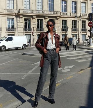 Die französische Mode-Influencerin Sylvie Mus trägt in Paris ein schickes Herbstoutfit mit schwarzen Jeans.