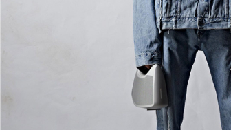 Bang & Olufsen Сумка для динамика, которую держит модель в джинсах