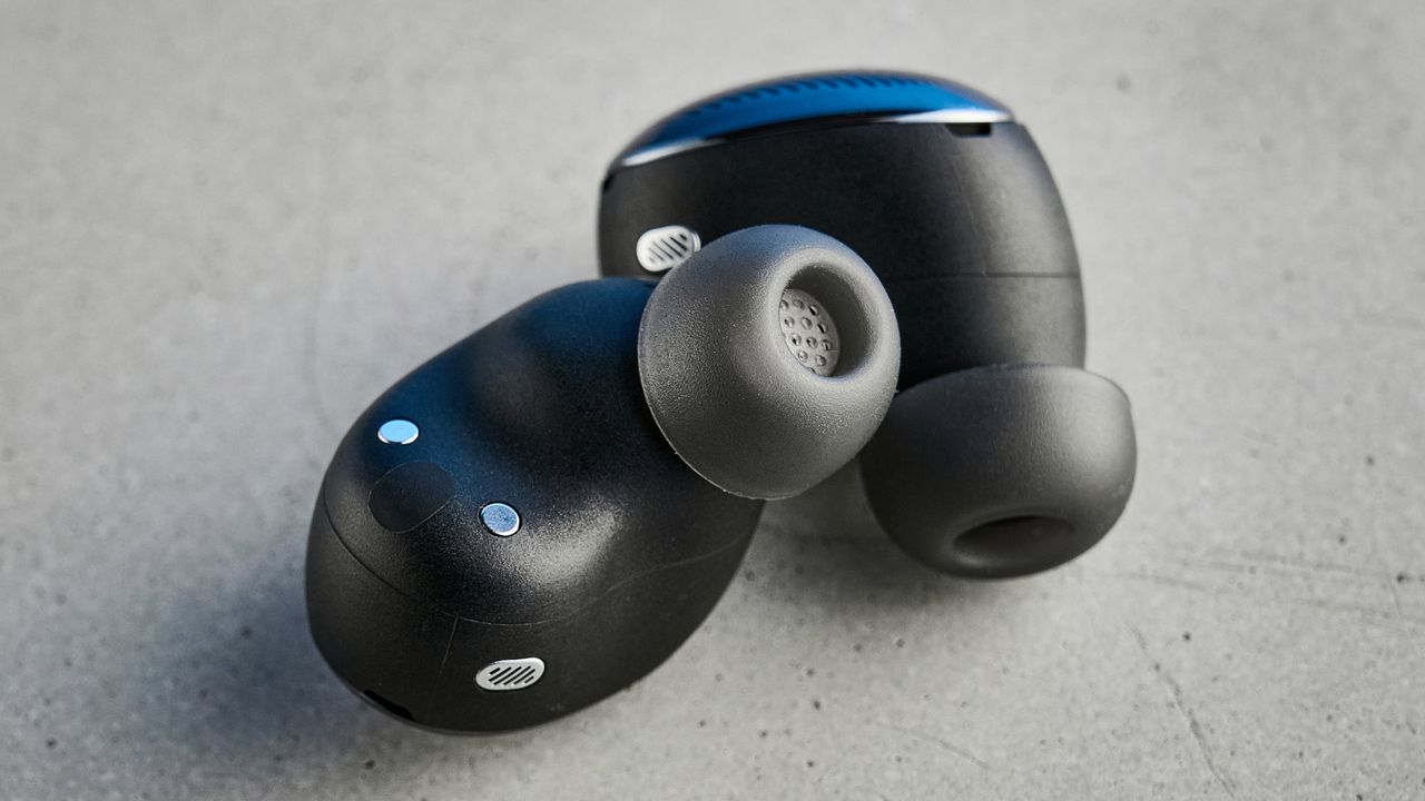 JBL Live Buds 4 earbuds in black