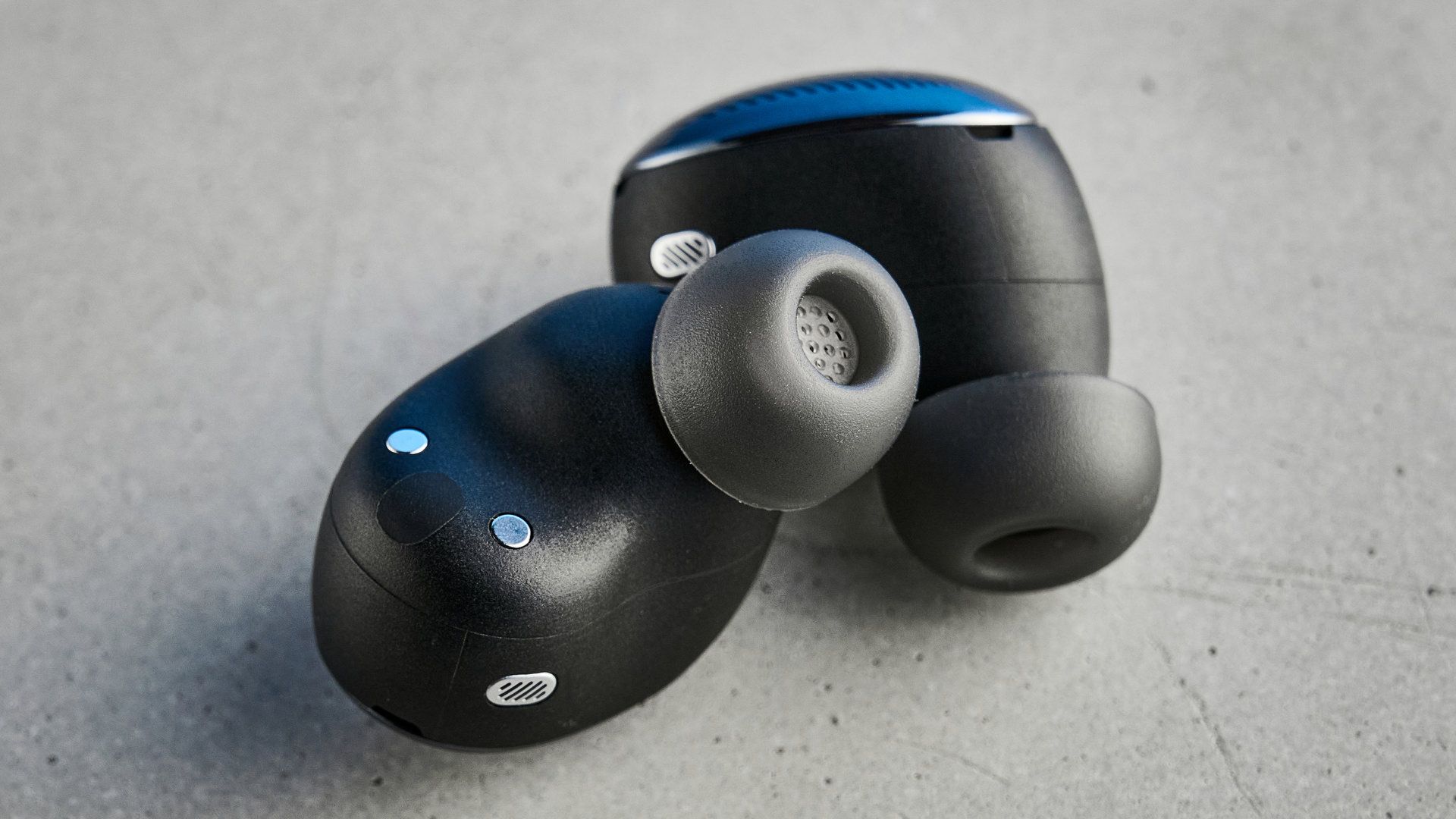 JBL Live Buds 4 earbuds in black