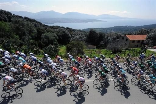 The peloton on stage 1 of the Crit&eacute;rium International 2011