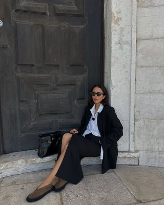 fashion influencer @deborabrosa wears the glove shoe trend