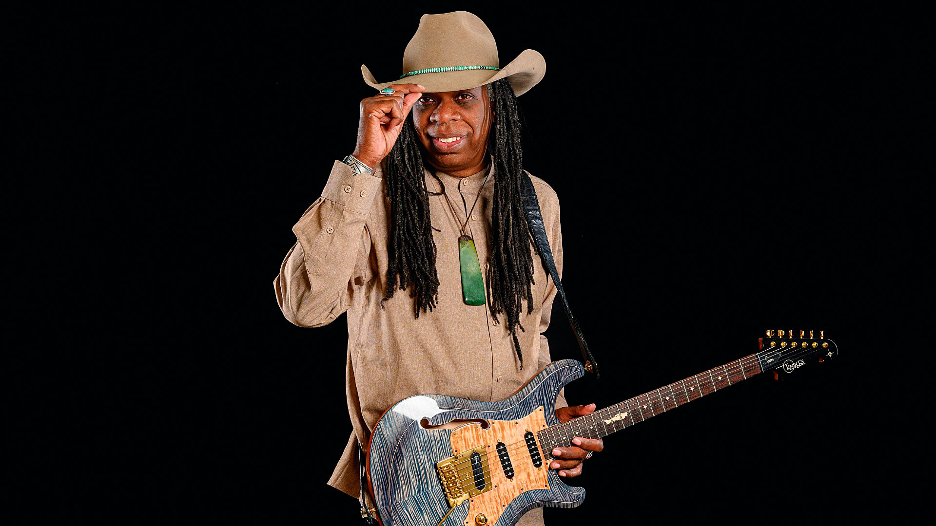 Session legend Larry Mitchell tips his Stetson as he&rsquo;s photographed with his Knaggs guitar