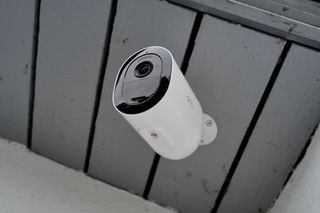Bästa övervakningskamera för hemmet: En Arlo Go 2 hänger i ett trätak utomhus.