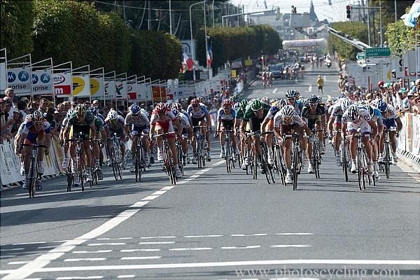 Tony Gallopin (Cofidis) went down the middle of the road