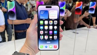 Jemand hält das iPhone 14 Pro Max auf dem Apple Event in der Hand