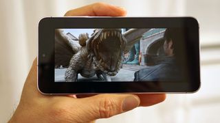 En mobiltelefon av typen Samsung Galaxy S23 som viser video.