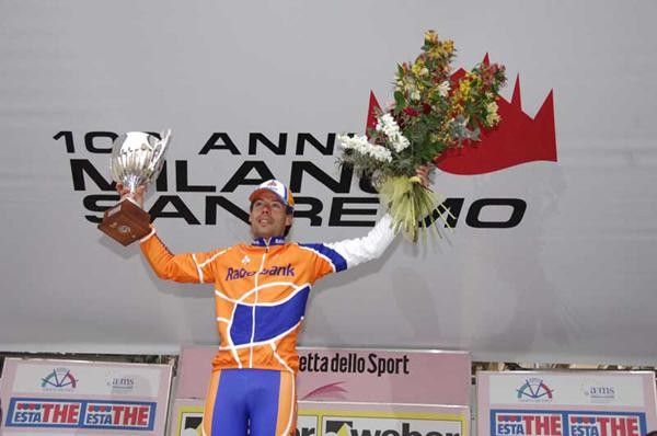Freire with the Trophy.