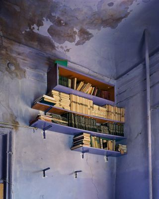 Alec Soth photograph of books on a shelf, Odessa