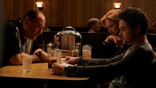 Sopranosin perhe istuu pöydässä The Sopranos -sarjassa