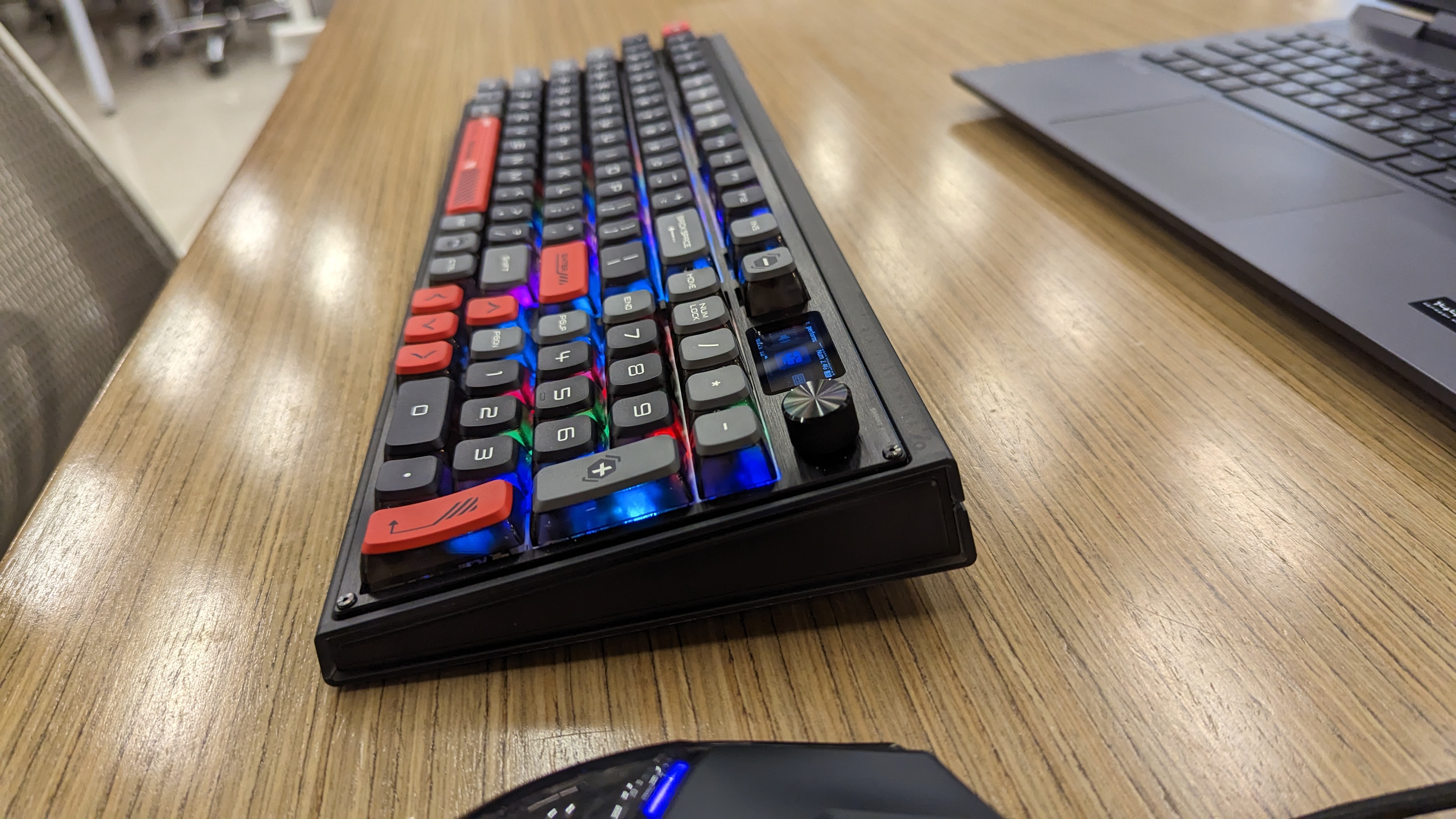 Teclado Mecânico RedMagic em uma mesa de madeira.