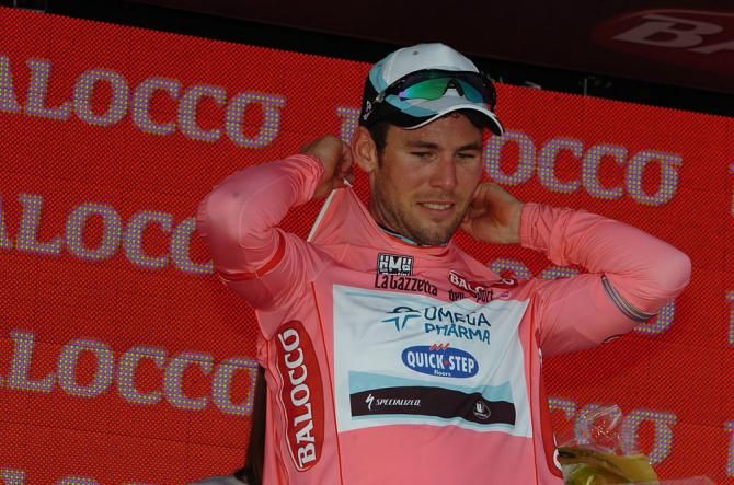 Mark Cavendish dons the maglia rosa