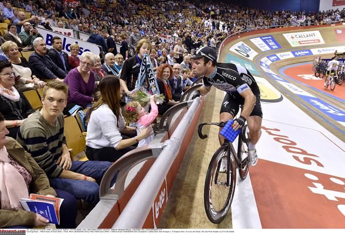 Cavendish give a bouquet of flowers to his wife and daughter