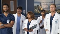 Winston Ndugu, Lucas Adams, Miranda Bailey, Simone Griffiths and Owen Hunt all look at something with concern on Grey's Anatomy.