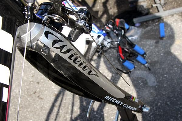 Ritchey carbon forks with extended rake for comfort.
