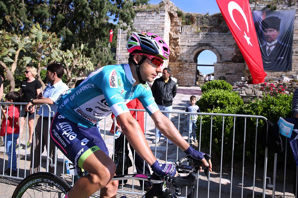 Kristijan Durasek (Lampre-Merida) in the blue leader's jersey