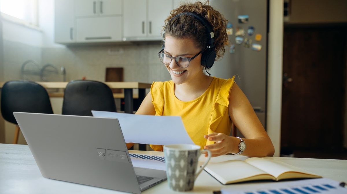 Asus&#039; new laptops in use by a young woman