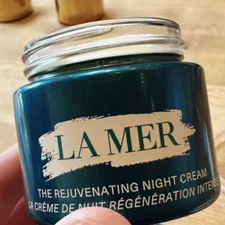 Lisa holding a tub of la mer rejuvenating night cream