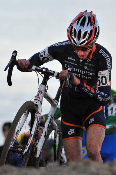 Gianni Vermeersch runs with his bike.