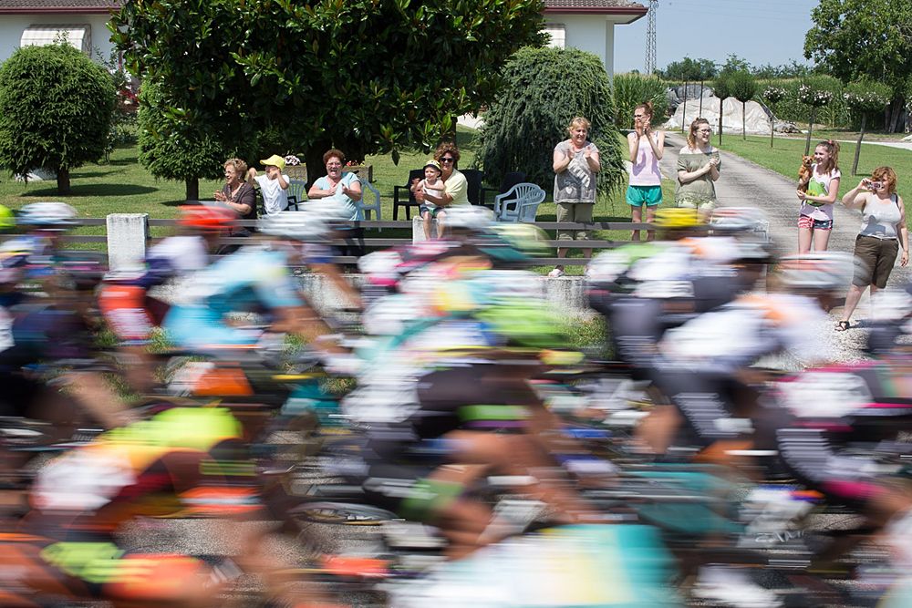Road side spectators enjoy the race during the Giro Rosa 2016 - Stage 3