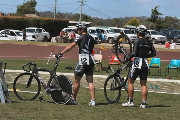 New Zealand's Eddie Dawkins and Ethan Mitchell get ready to race.