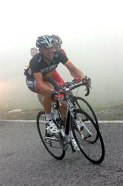 Stijn Devolder (Discovery) gives it his all