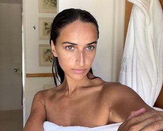 Influencer Bella Thomas poses for a selfie with freshly moisturised skin.