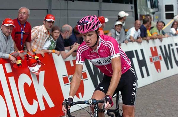 Michael Rogers (T-Mobile) was in the break, but missed Oscar's move