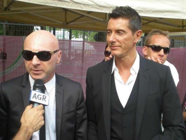 Two famous visitors at the Giro in Venice: Fashion designers Domenico Dolce and Stefano Gabbana have restyled the pink jersey for the race's 100th year.