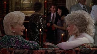 Clairee and Truvy gossiping on the couch in Steel Magnolias