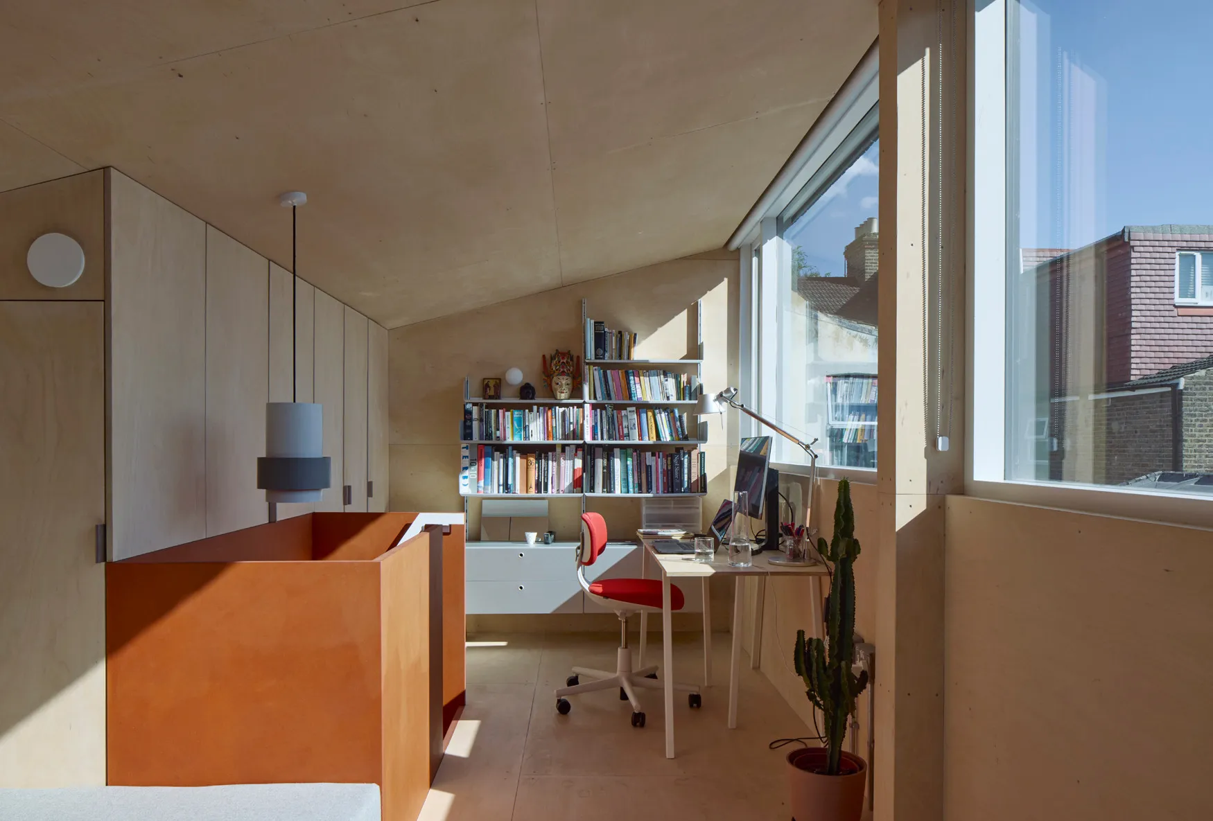 Study⁣ area on the first‌ floor