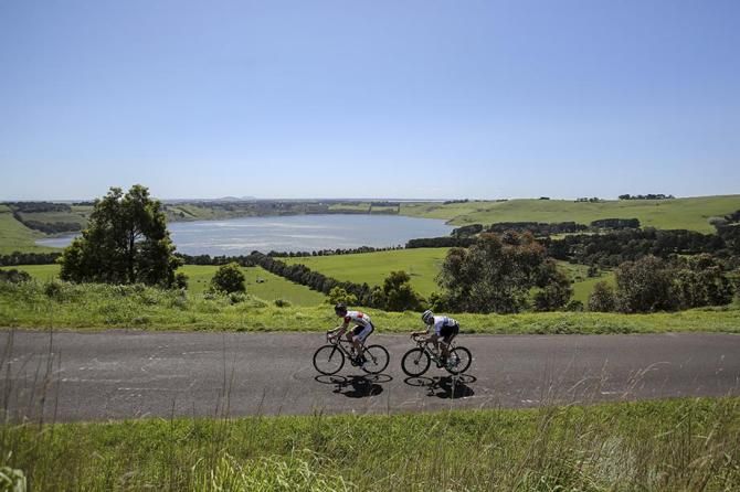 Jason Spencer (Charter Mason) and Scott Law (GPM Data#3) head up the KOM near Camperdown.