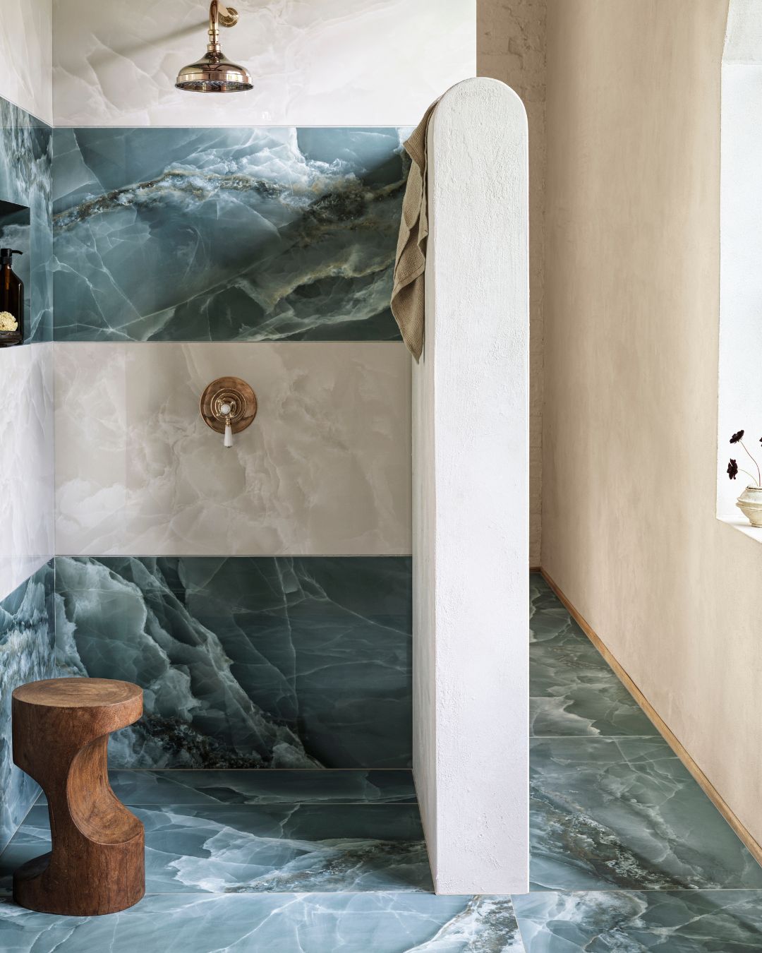 A bathroom with large-format marble tiles in rectangle shape