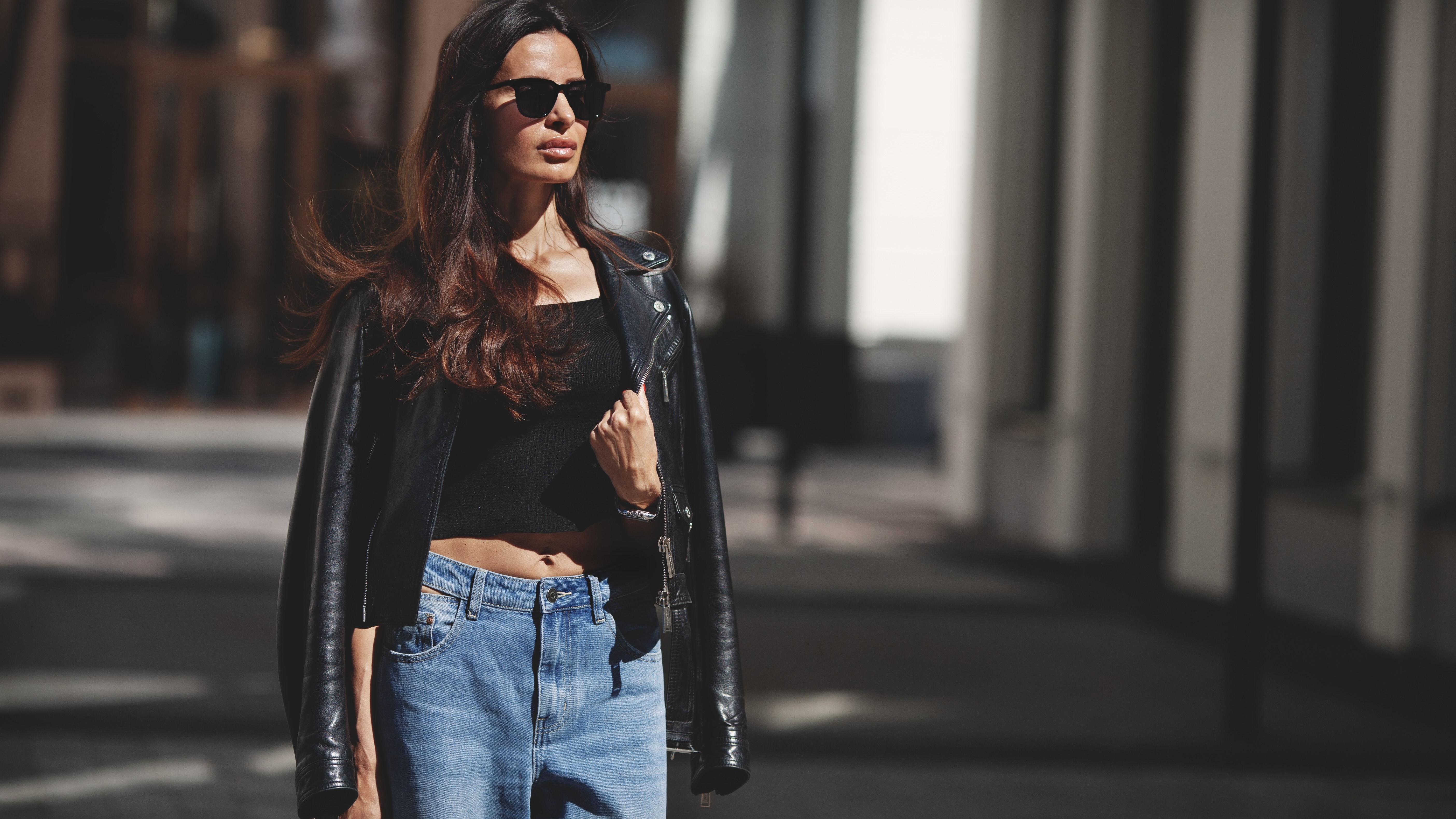 woman wearing jeans street style