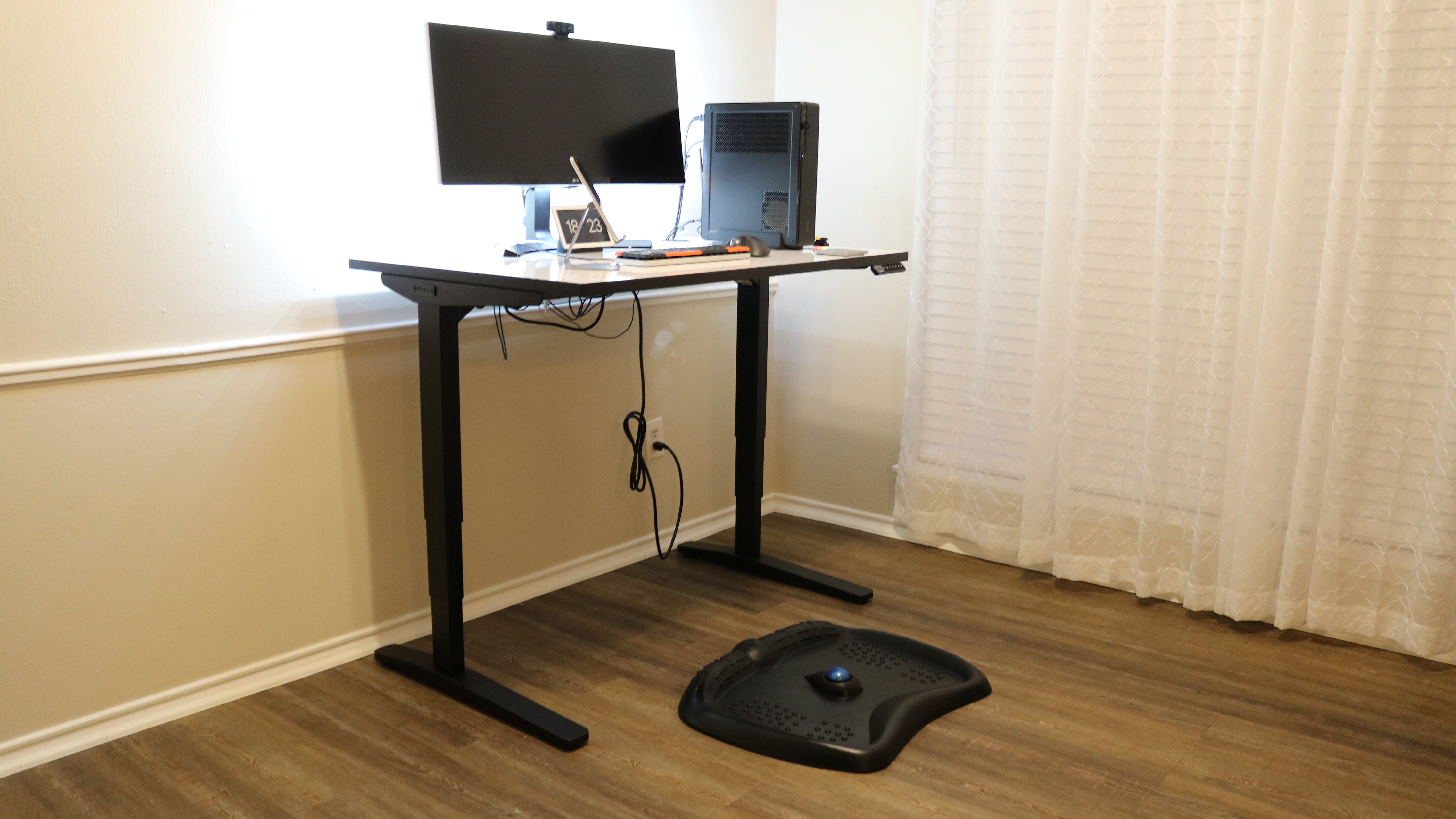 Back Patent-Pending Foot Massage Features 3D Ergonomic Support Mats for Feet for Office & Home Black Best Standing Desk Mat with Anti Fatigue Foot Design Deluxe Comfort While You Stand Legs 