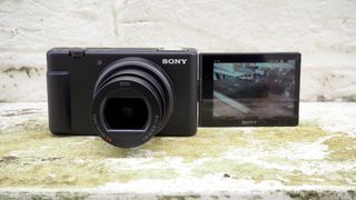 Caméra Sony ZV-1 II sur un mur avec l'écran à angle variable sur le côté pour la prise de selfie
