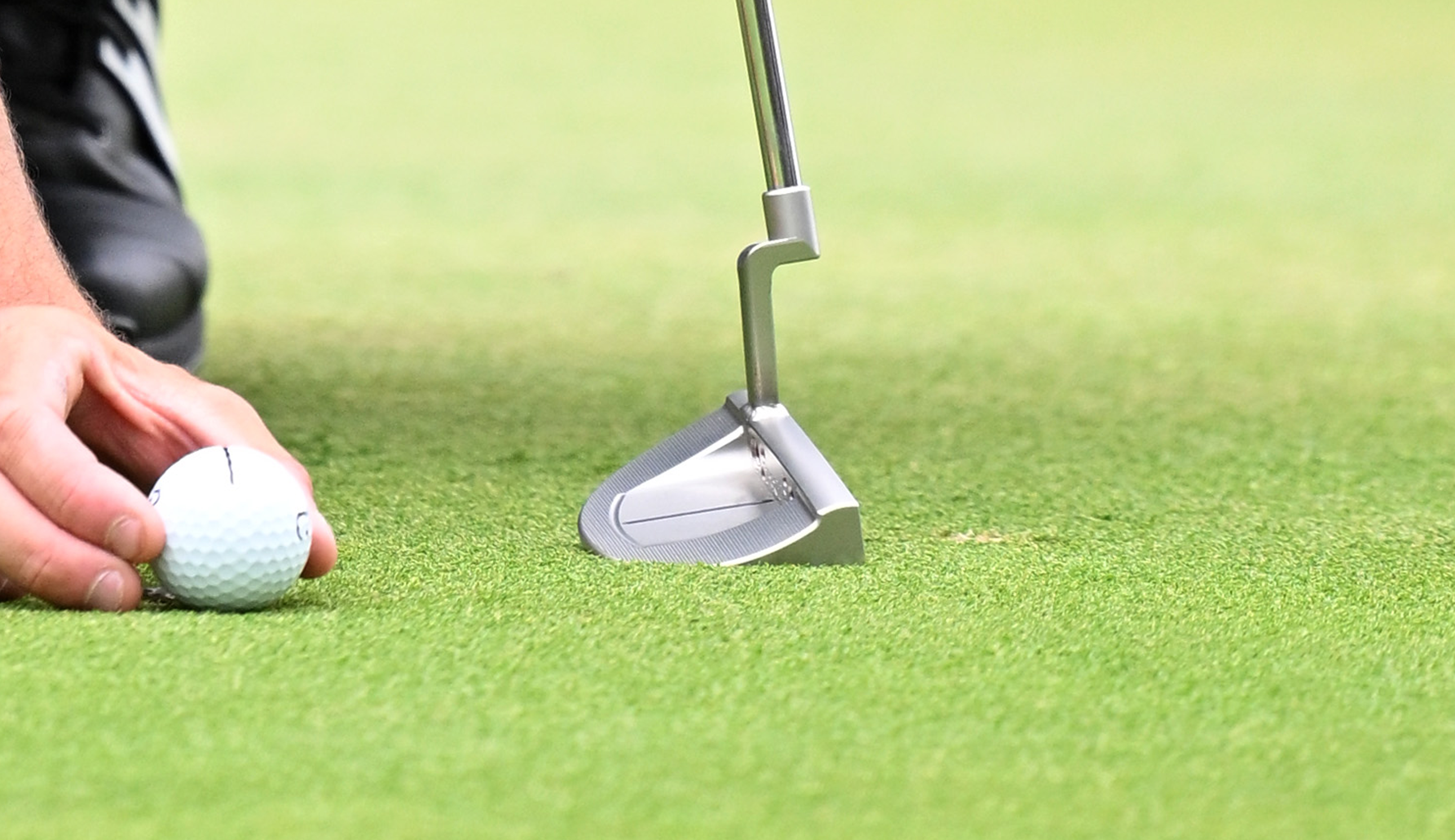 Marco Penge's putter and golf ball close up