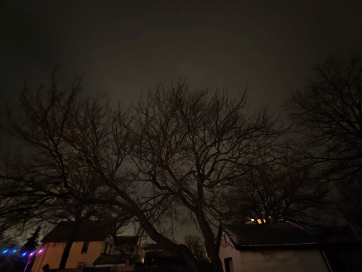 OnePlus 13 low light sample.